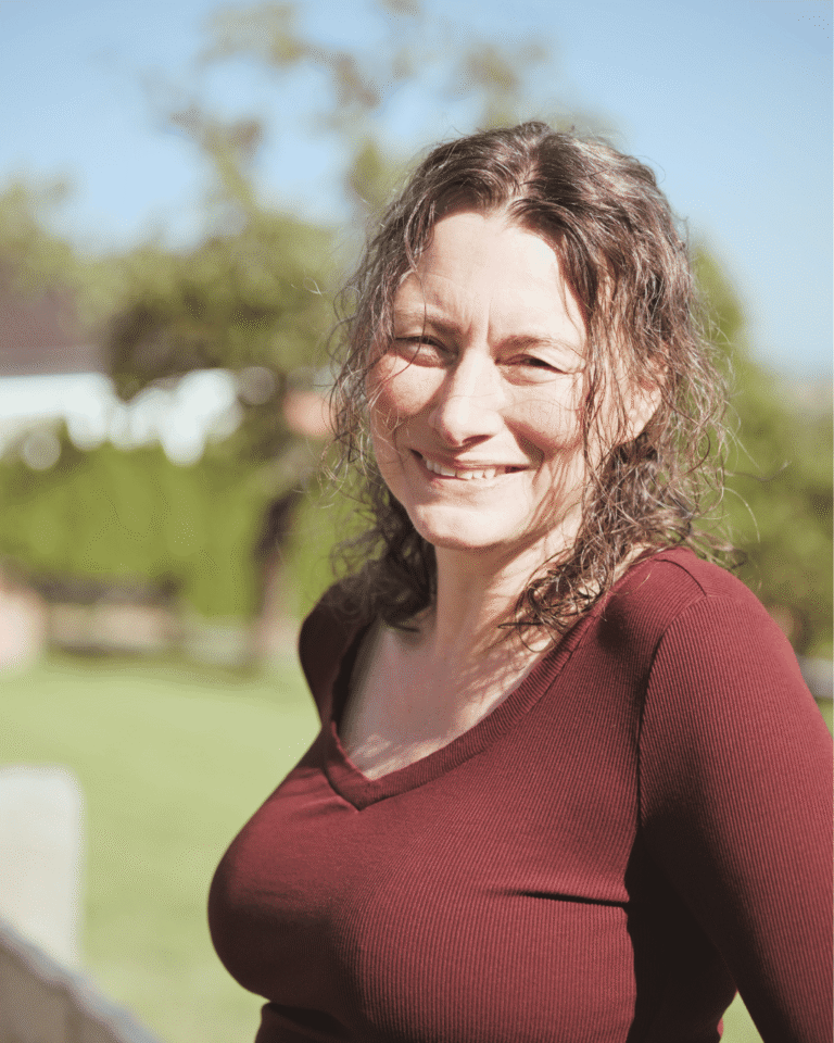 Sandra Quedenbaum in the garden, portrait in sunlight