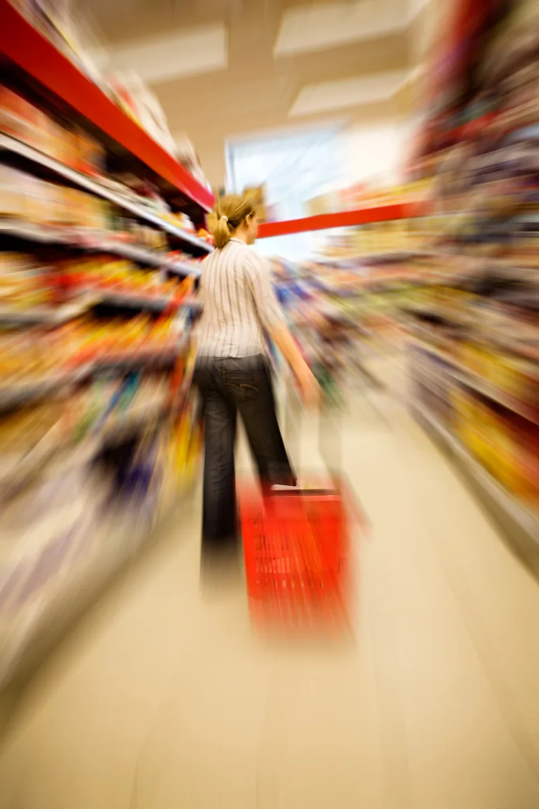 Verschwommener Supermarktgang als Sinnbild für Reizüberflutung bei Hochsensibilität