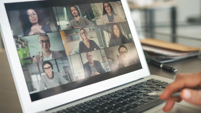 Teilnehmerinnen einer Coaching-Ausbildung im Online-Treffen am Laptop