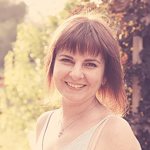 Porträtfoto einer lächelnden Frau mit dunklem Haar im Garten, Kundenstimme