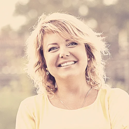 Porträtfoto einer lachenden blonden Frau, Kundenstimme
