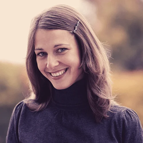 Porträtfoto einer lächelnden jungen Frau, Kundenstimme