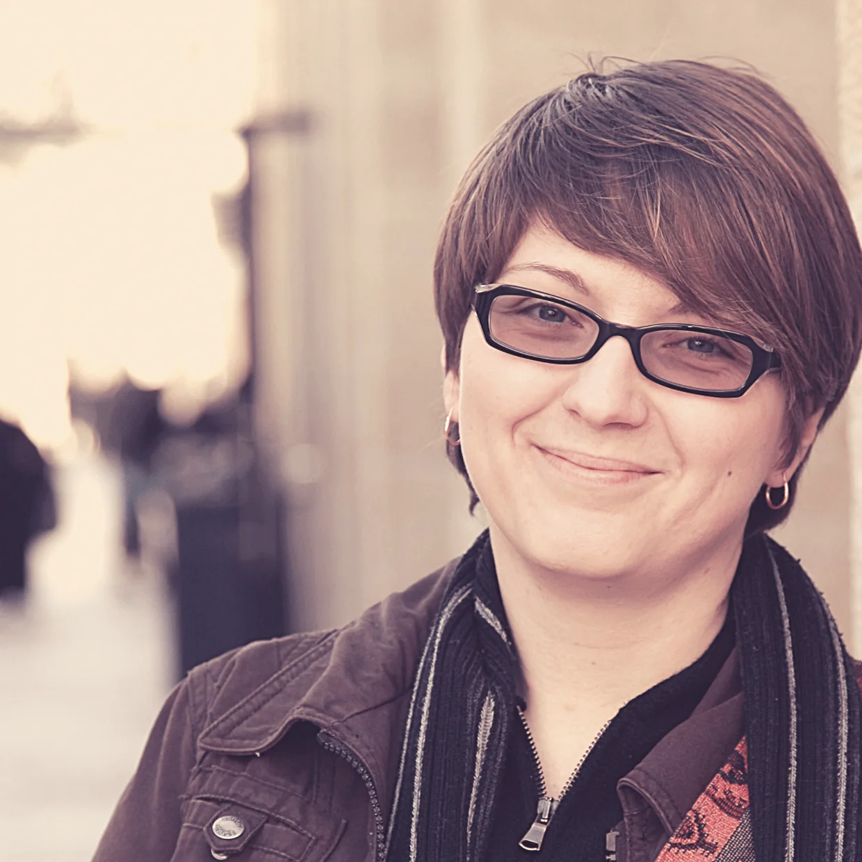 Porträtfoto einer Frau mit Brille und kurzem dunklen Haar, Kundenstimme