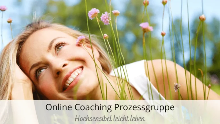 Banner "Online Coaching Prozessgruppe, Hochsensibel leicht leben" mit lächelnder Frau in einer Blumenwiese