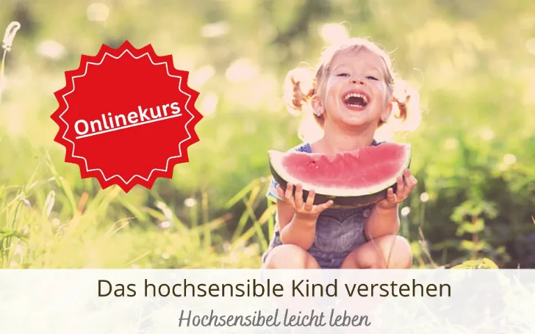 Banner des Onlinekurses "Das hochsensible Kind verstehen": lachendes Kind mit einer Wassermelone auf der Wiese